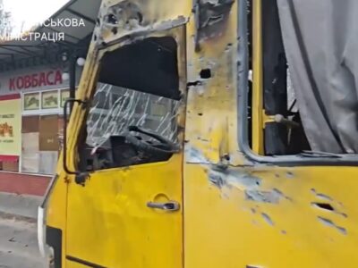 Ворожий дрон скинув вибухівку на маршрутку в Херсоні, поранені 7 людей  