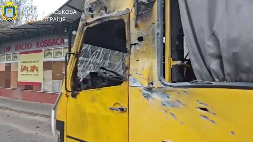 Ворожий дрон скинув вибухівку на маршрутку у Херсоні, поранені 7 людей  