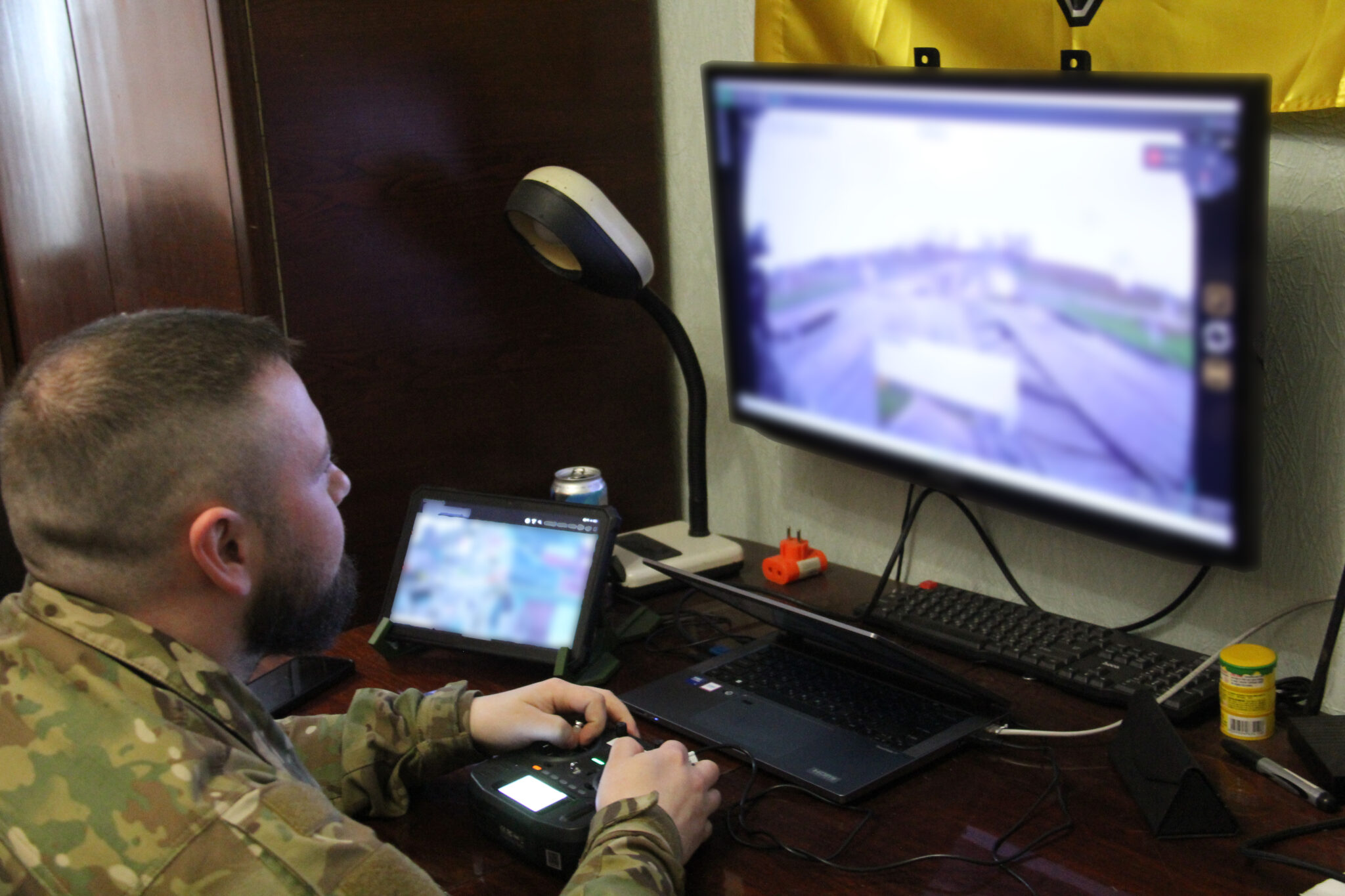 Пілот керує НРК під час місії