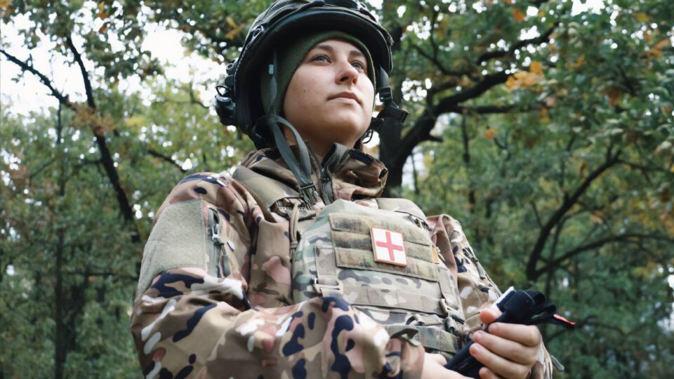 Мріяла писати фентезі, а стала бойовим медиком: історія захисниці Єлизавети  