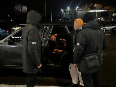 «Уникнення служби» за $2,5 тисячі: на Дніпропетровщині викрили схему вивезення військових прямо із частини  