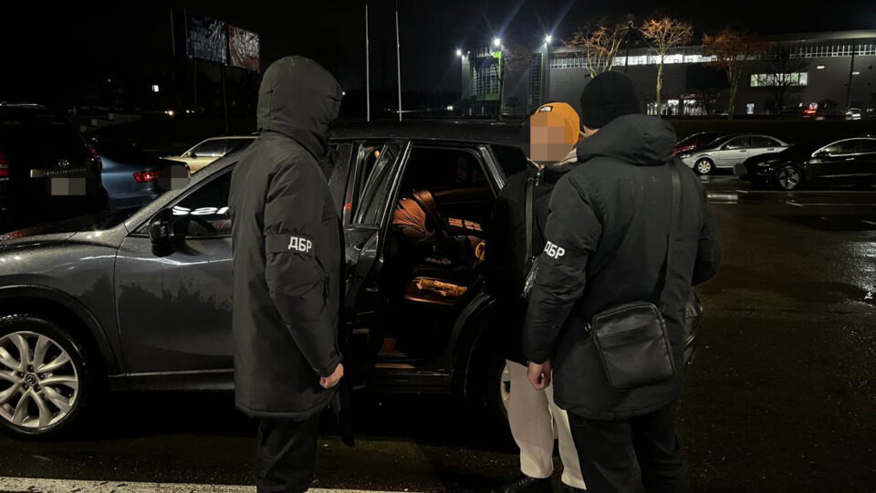 «Уникнення служби» за $2,5 тисячі: на Дніпропетровщині викрили схему вивезення військових прямо із частини  