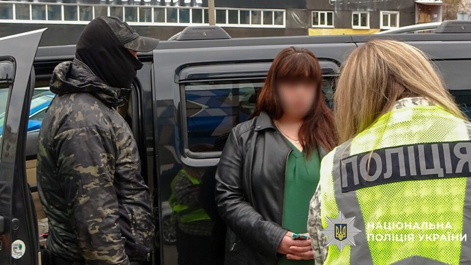 Торгували відстрочками для догляду: у Києві затримали подружжя юристів та чиновницю  