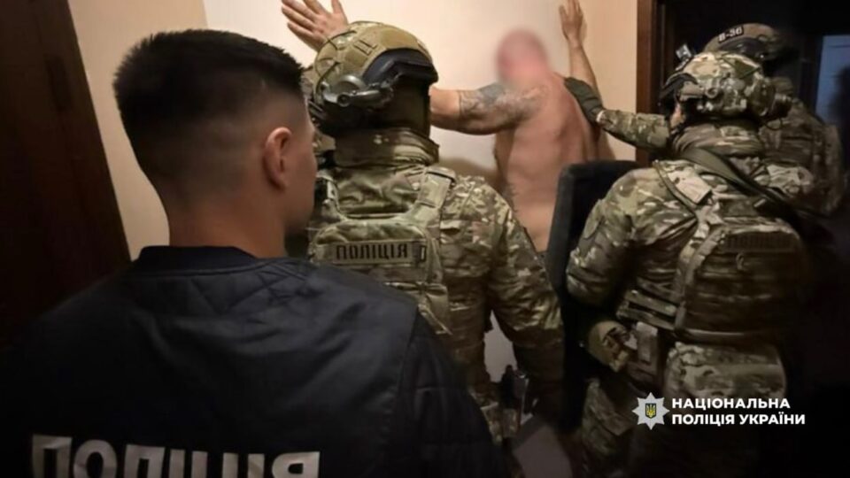 Кримінальники вимагали у посадовиці допомагати ухилянтам: на Хмельниччині викрили зухвалу схему  