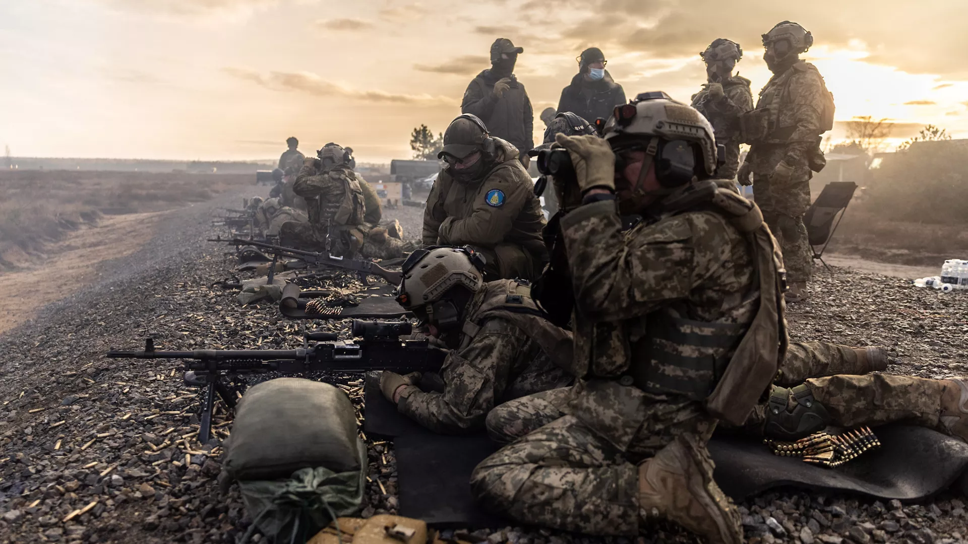 Українські військові розстрілюють патронні стрічки під час навчань зі стрільби з кулеметів, що проводяться у таборі «Йомсборг» у Польщі.