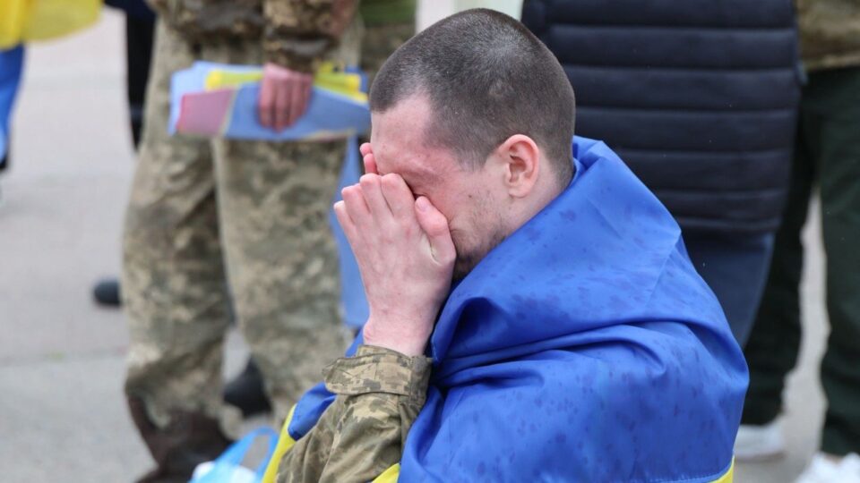 193 українські воїни повернулися з полону. Серед них є поранені    