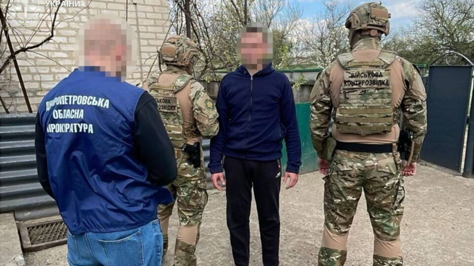Ховався за телефоном дитини і наводив реактивні «Шахеди»: на Дніпровщині викрили російського агента  