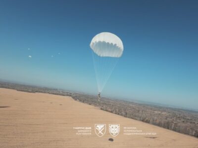 Вміння тримати контроль у будь-якій ситуації: десантники 77-ї бригади провели стрибки з парашутом  