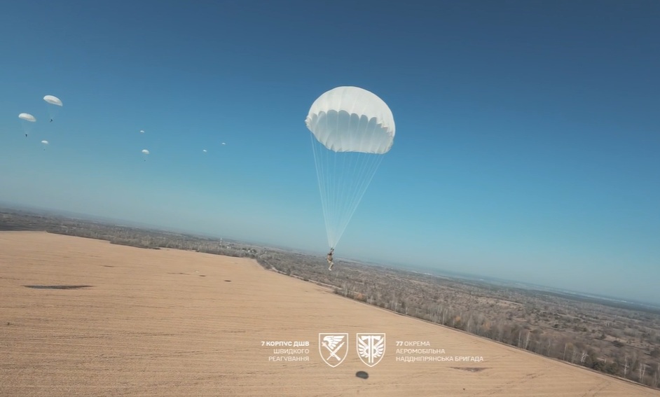 Вміння тримати контроль у будь-якій ситуації: десантники 77-ї бригади провели стрибки з парашутом