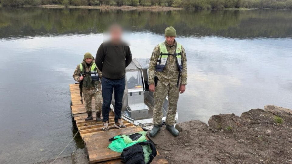 Ухилянт стрибнув у крижаний Дністер просто в одязі, проте дістатися протилежного берегу не встиг  