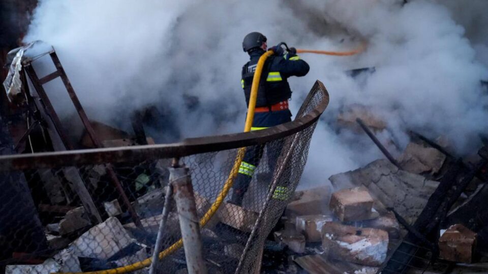 Окупанти уразили енергообʼєкти на Чернігівщині — більшість районів області залишились без світла  