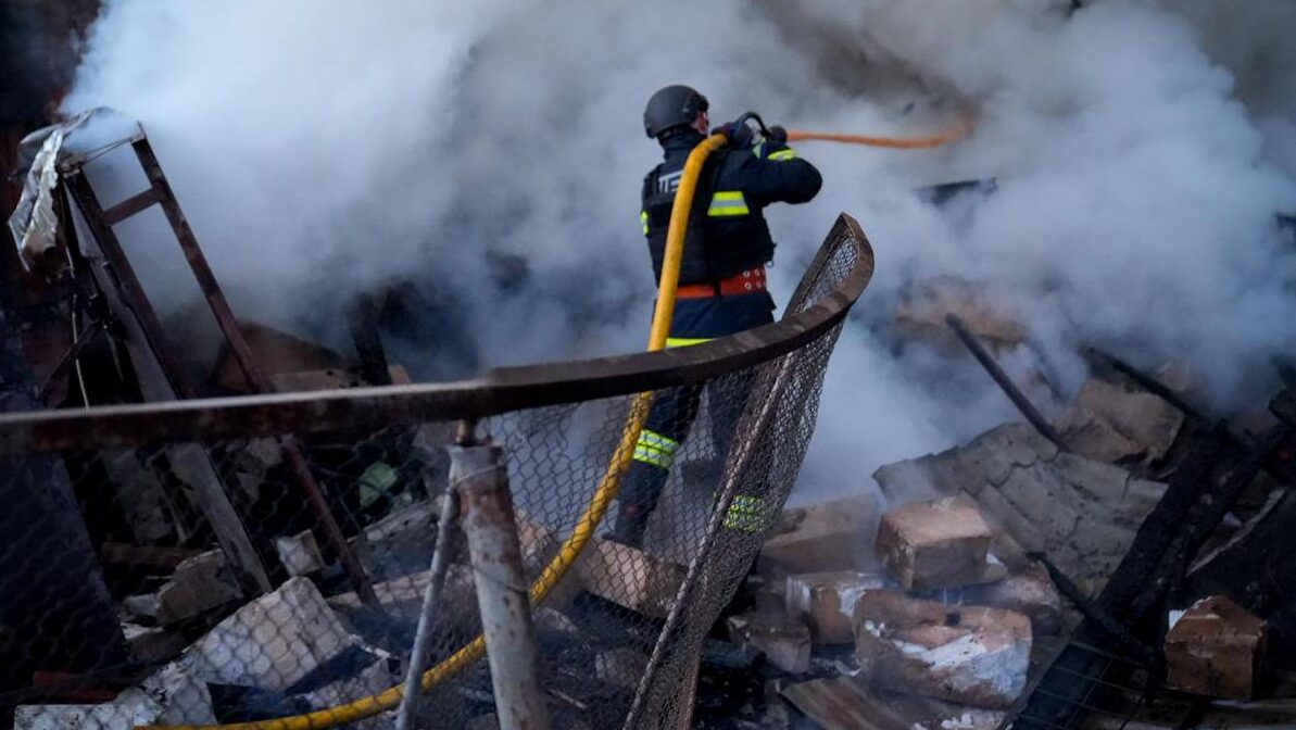 Співробітник ДСНС гасить пожежу