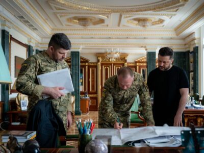 Президент обговорив з військовим командуванням перспективи на Олександрівському та Покровському напрямках  