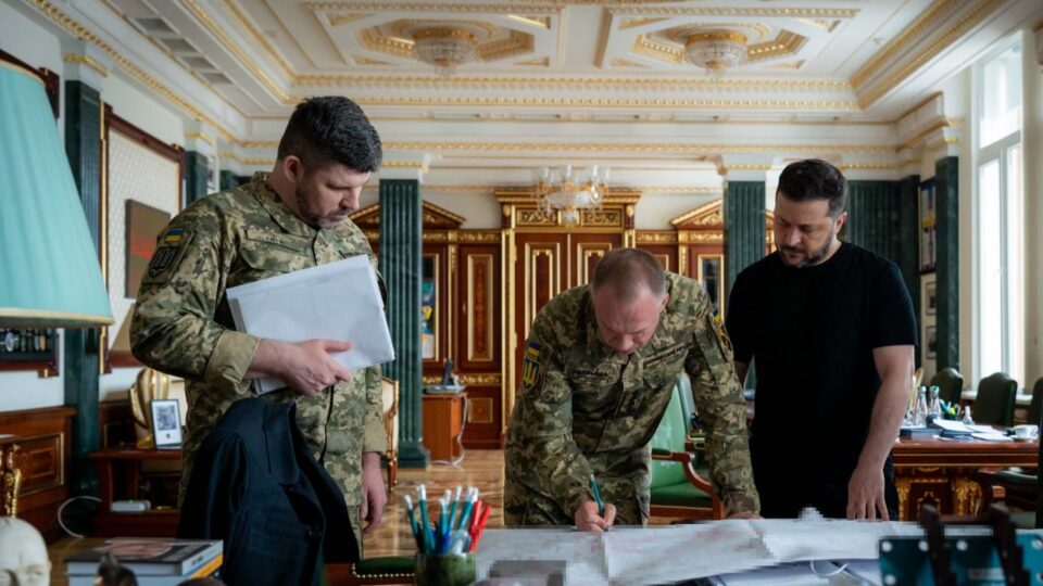 Президент обговорив з військовим командуванням перспективи на Олександрівському та Покровському напрямках  