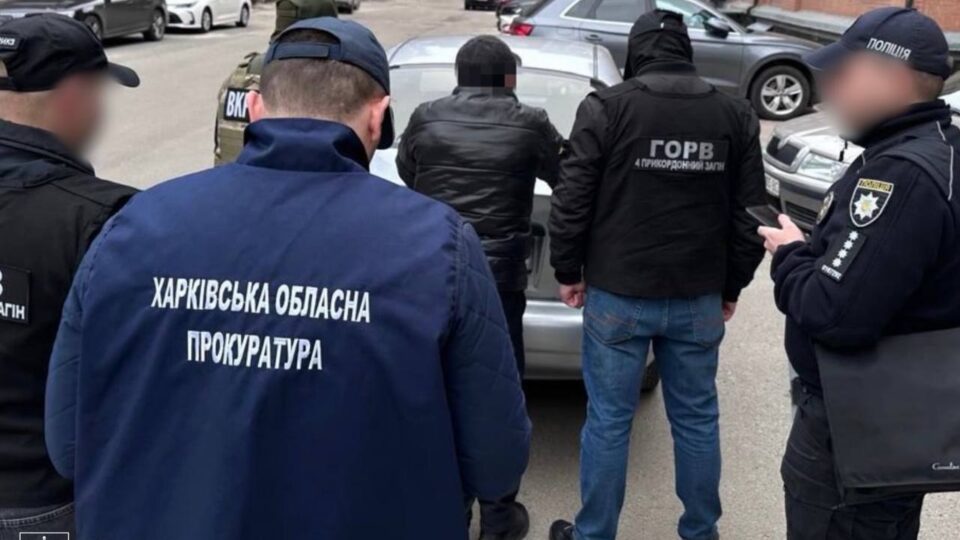 $20 тисяч за «бронь» і виїзд: у Харкові затримали організатора схеми втечі за кордон  