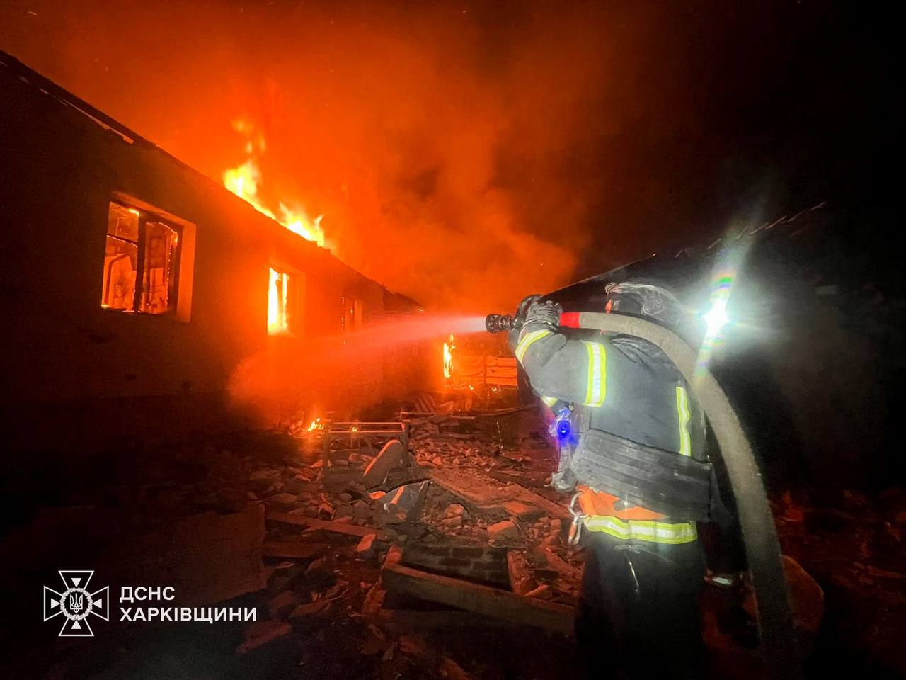 Рятувальник гасить пожежу, після влучання ворожого дрону.