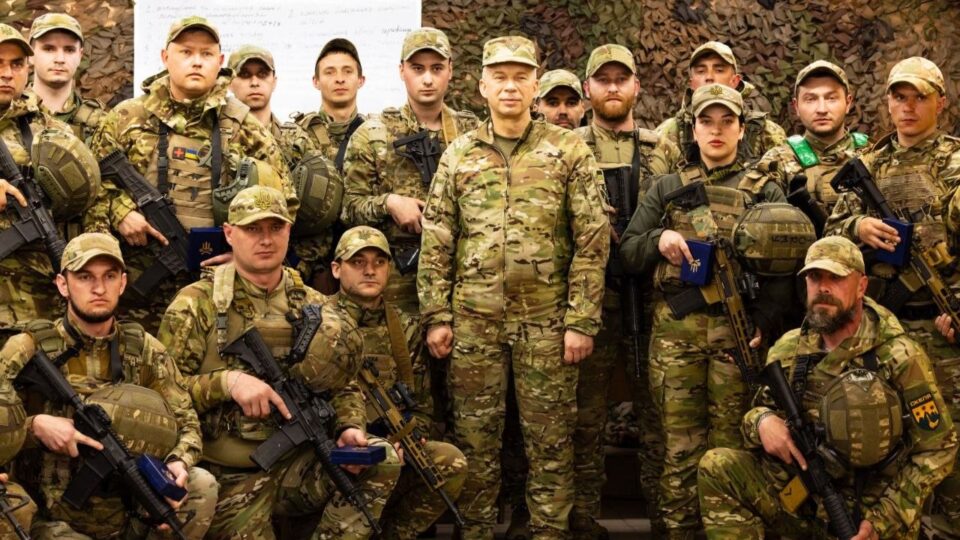 Олександр Сирський нагородив бійців, які обороняють Покровський напрямок  