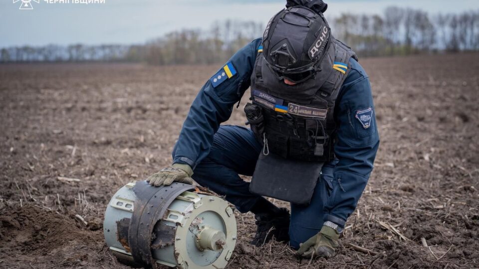 Знайшли уламки — підірвали на місці: сапери знищили бойові частини БПЛА на Чернігівщині  