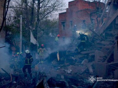 Удар по Дніпру: з-під завалів дістали тіла двох загиблих, кількість поранених зросла до 21