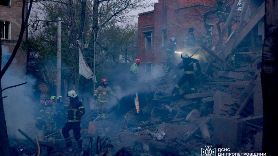 Удар по Дніпру: з-під завалів дістали тіла двох загиблих, кількість поранених зросла до 21  