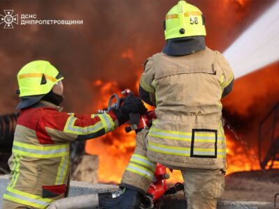 У Дніпрі ворожий безпілотник влучив у багатоповерхівку та не розірвався: деталі від МВС  