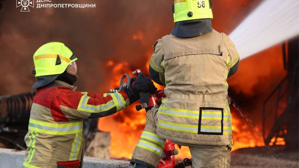 У Дніпрі ворожий безпілотник влучив у багатоповерхівку та не розірвався: деталі від МВС  