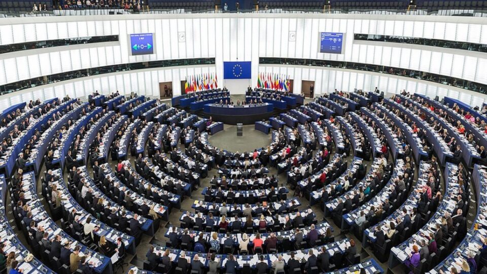 Цілеспрямовані удари по цивільних — Європарламент вимагає трибуналу і нових санкцій проти рф  