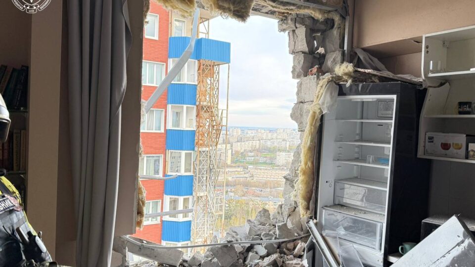 У Харкові російський БПЛА влучив у багатоповерхівку  