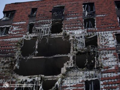 У Дніпрі ворожі дрони вдарили по адмінбудівлі й багатоповерхівці: є постраждалі  