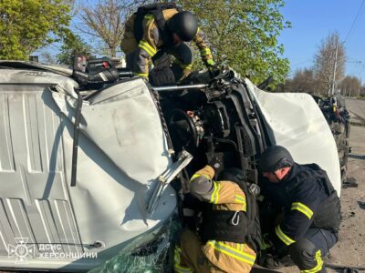 У Херсоні дрон влучив в автомобіль: є загиблий і травмовані  