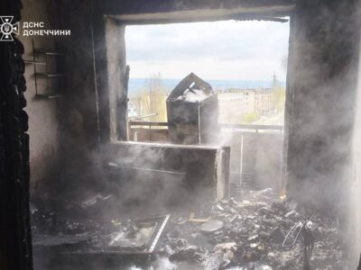 На Донеччині російський дрон влучив у дев’ятиповерхівку  