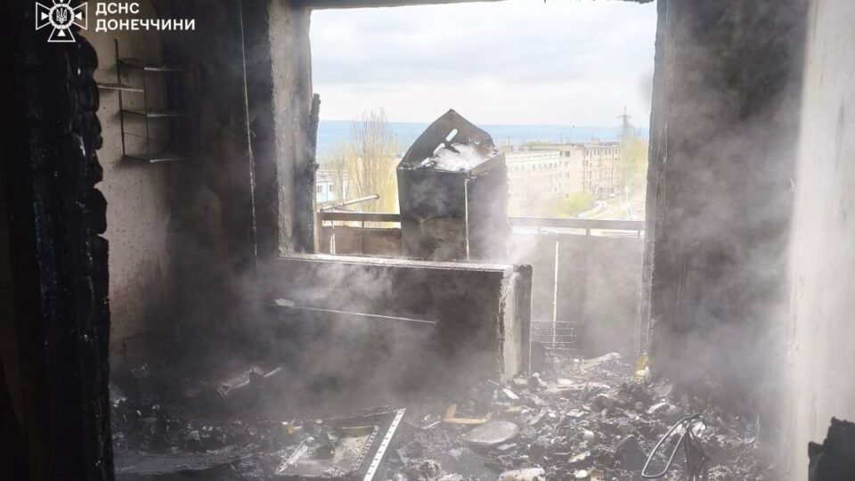 На Донеччині російський дрон влучив у дев’ятиповерхівку  