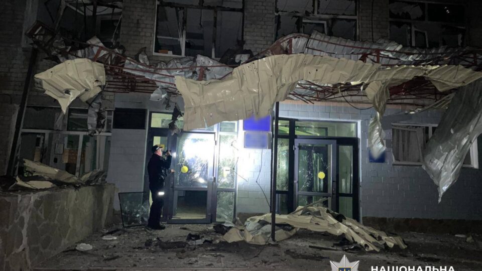 Ворог масовано атакував Чернігів: є загиблий та поранені, пошкоджений ліцей  