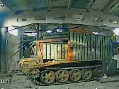 Спалили «франкенштейна»: FPV-дрони знищили російський танк з модифікаціями  