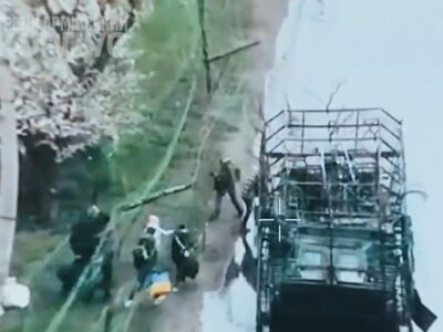 Виїжджали на БТР і перепливали річку на човнах: військові евакуювали десятьох цивільних  