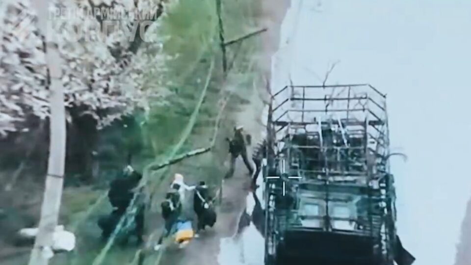 Виїжджали на БТР і перепливали річку на човнах: військові евакуювали десятьох цивільних  