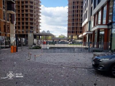 Росія вдарила по Києву: є постраждалі, уламки впали у двох районах
