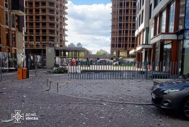 Росія вдарила по Києву: є постраждалі, уламки впали у двох районах  