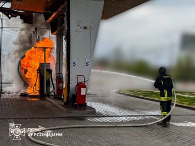 У Херсоні дрон атакував АЗС: загорілися паливна колонка
