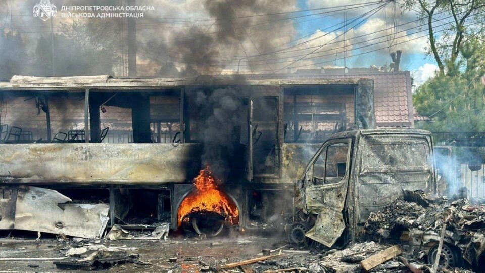 Росіяни вдарили по Дніпру: є загиблий та постражділі, знищені автівки  