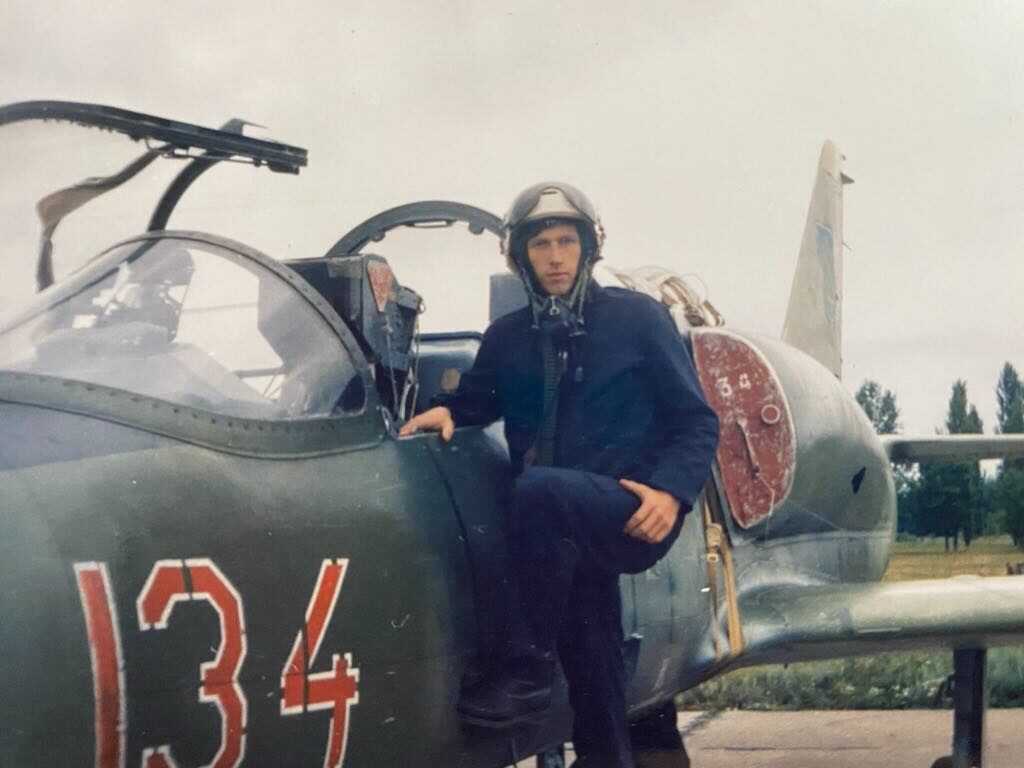 Юрій Погорілий біля бойового літака