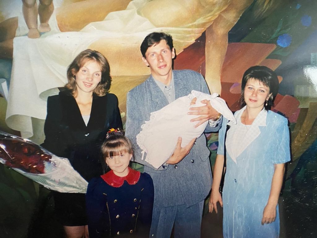 Юрій Погорілий з новонародженою донькою