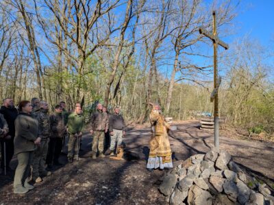 У 4 окремій важкій механізованій бригаді освятили хрест пам’яті та оголосили про будівництво храму  