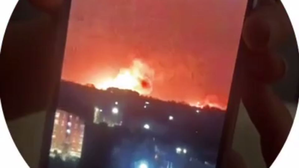 Верба бʼє! Цією ночі у росіян запалали порт на Балтиці і нафтопереробний завод на Волзі  