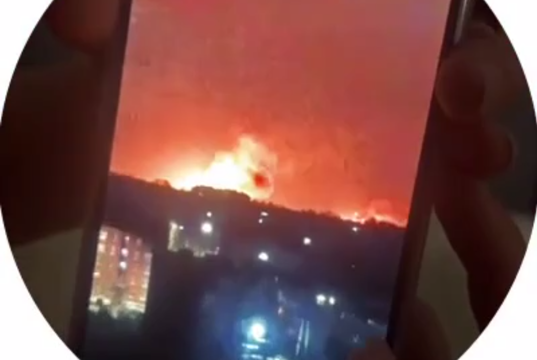 Велика пожежа у нічному небі