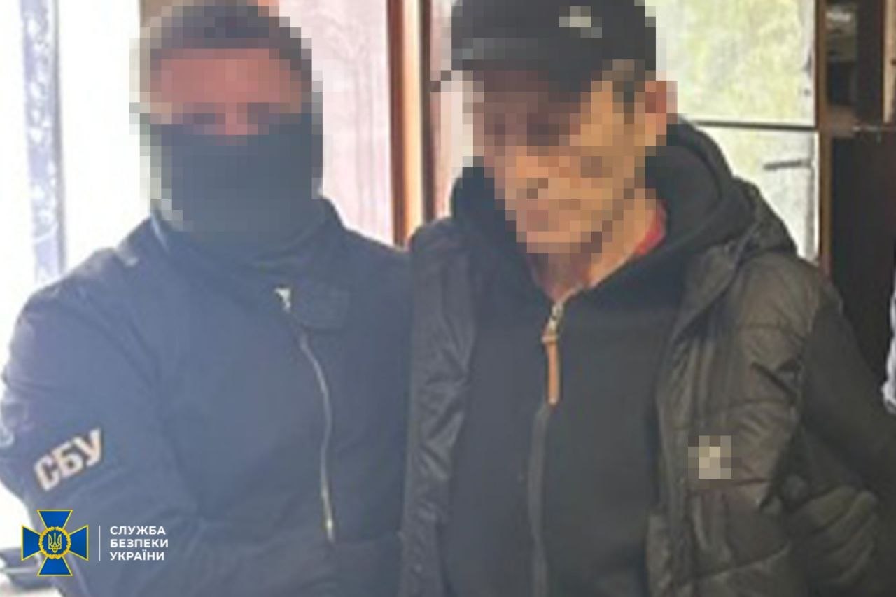 Затриманий в оточенні двох правоохоронців