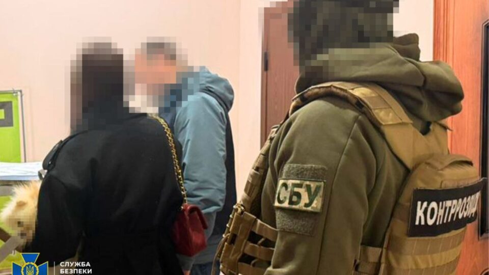 Підлітків залякували, військових розводили на «коханні»: у Сумах викрили шахраїв  