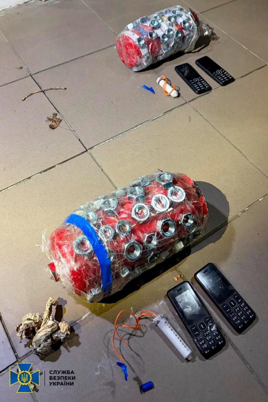 Саморобні вибухові пристрої, які виготовив школяр