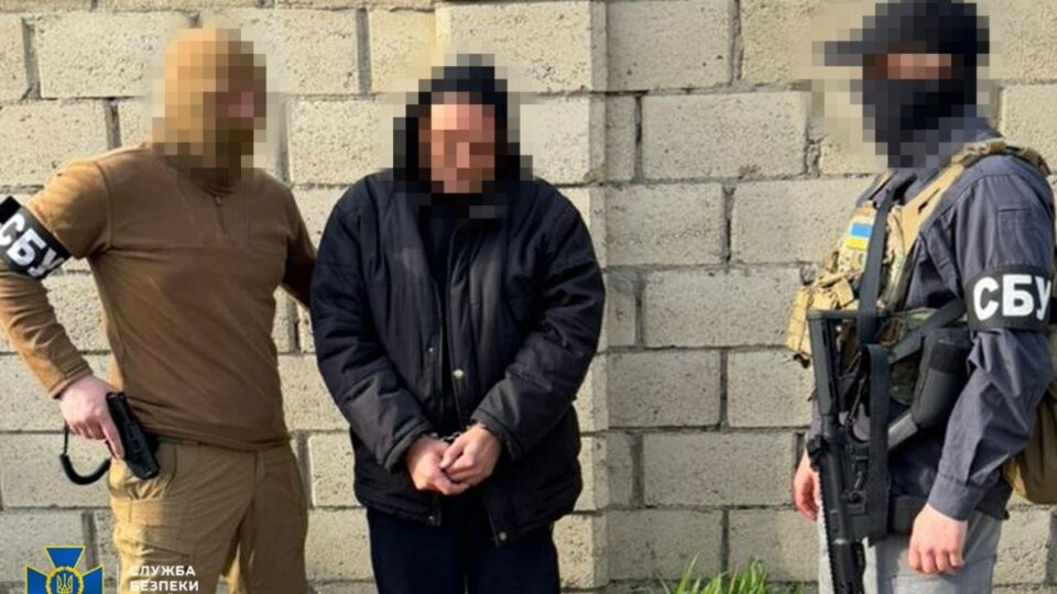 «Шашечки» триколор: в Одесі затримали таксиста-коригувальника  