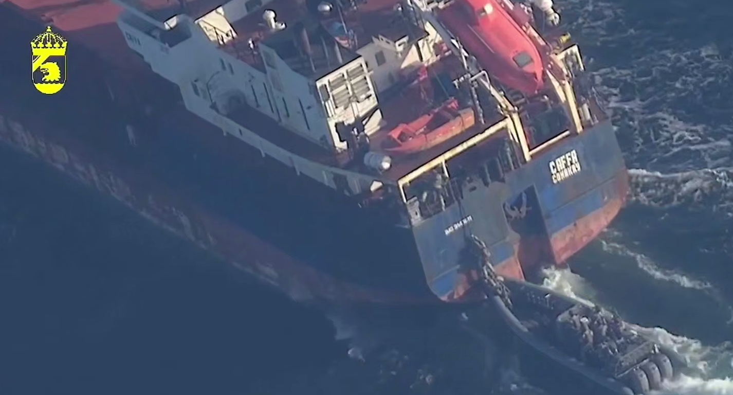 Човен з десантом пристав до корабля